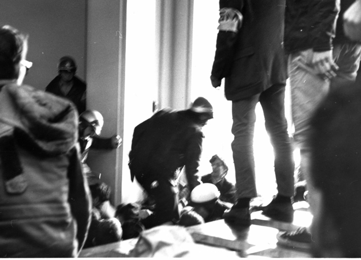 Police work their way to the Sproul Hall window, FSM 1964